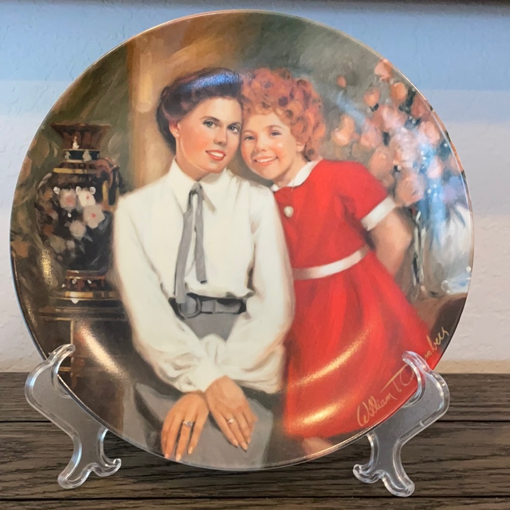 VTG!  Collectible Annie & Grace plate